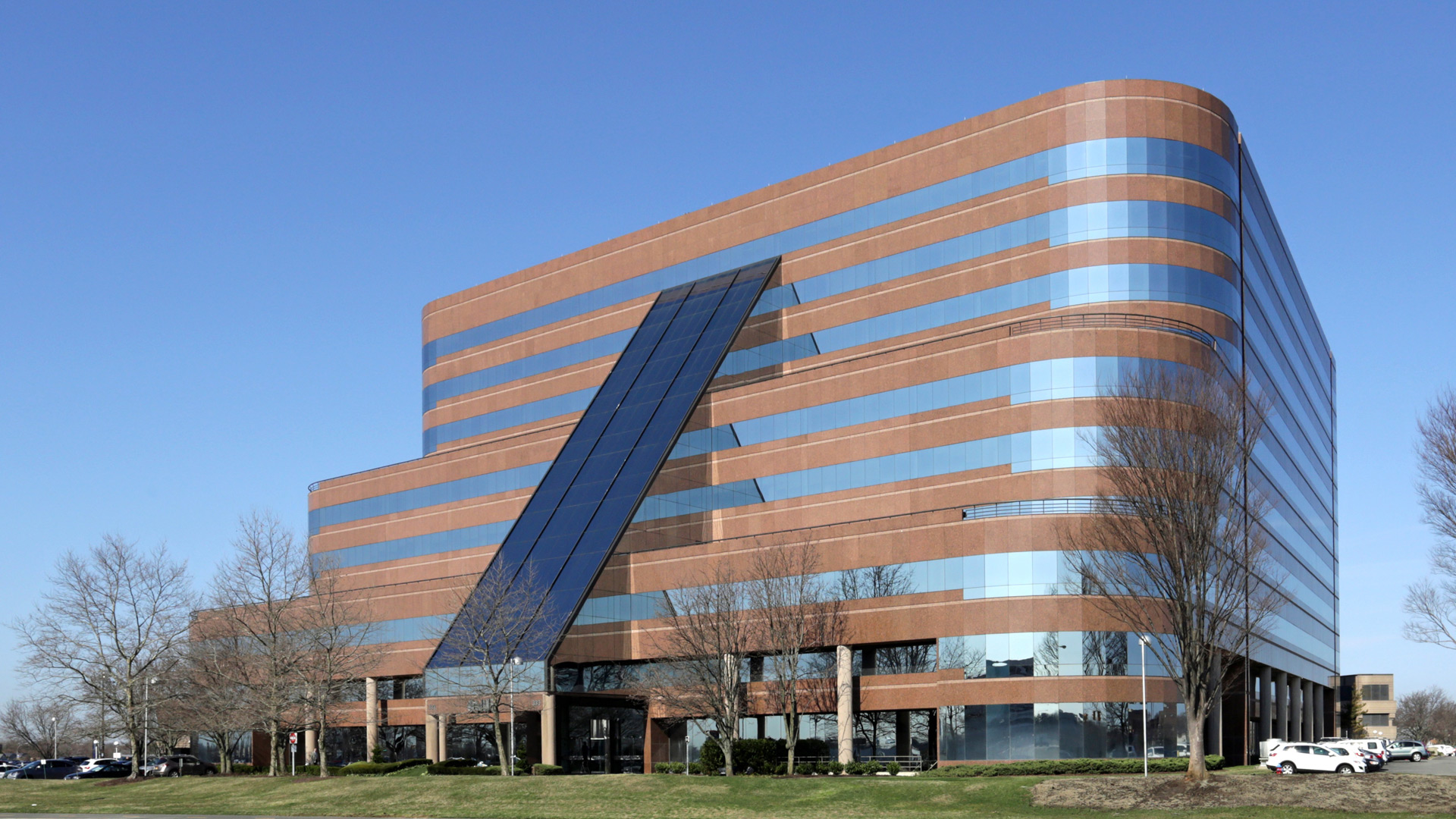 Exterior image of office building at 333 Earle Ovington Boulevard in Uniondale, NY